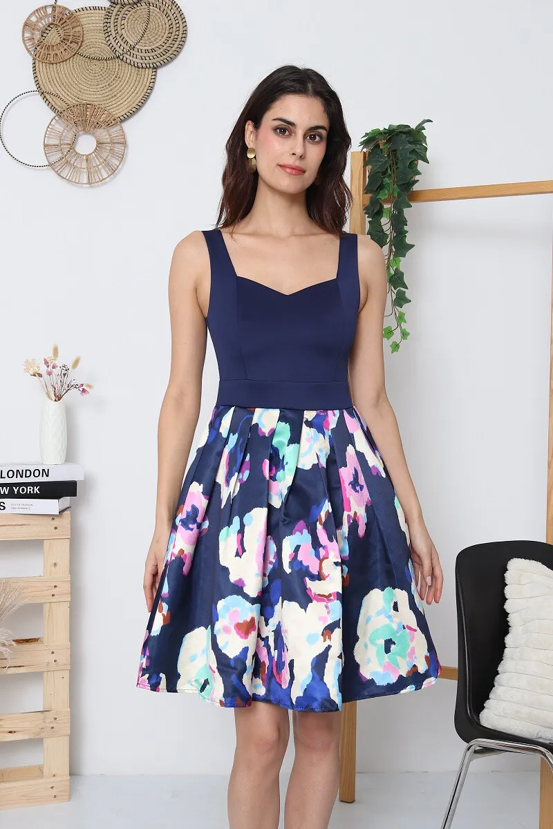 Ausgestelltes Kleid mit herzförmigem Rückenausschnitt