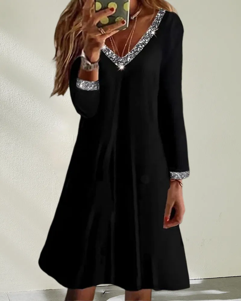 Einfarbiges Kleid mit Pailletten und V-Ausschnitt