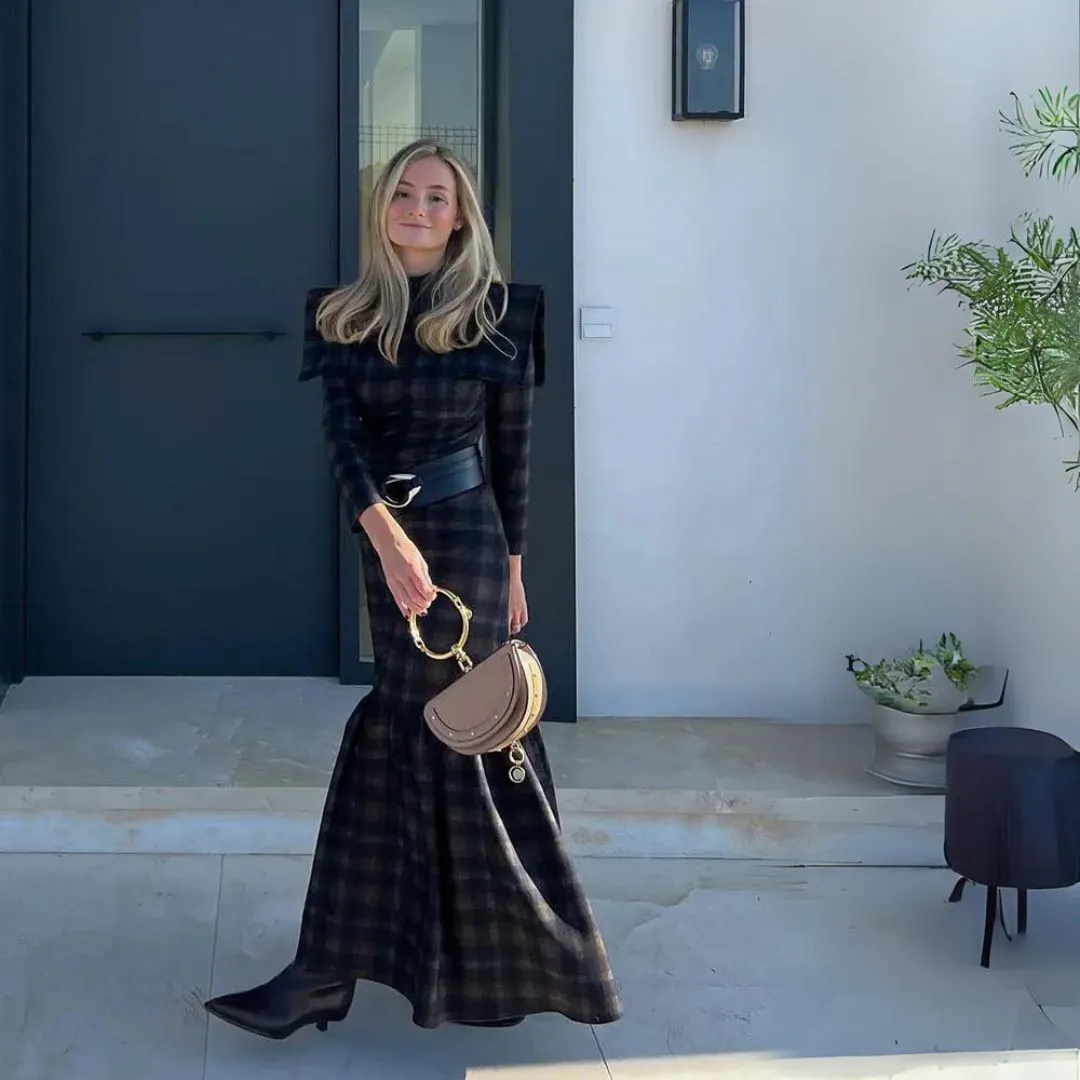 Elegantes langes Kleid mit Flügelärmeln und Karomuster