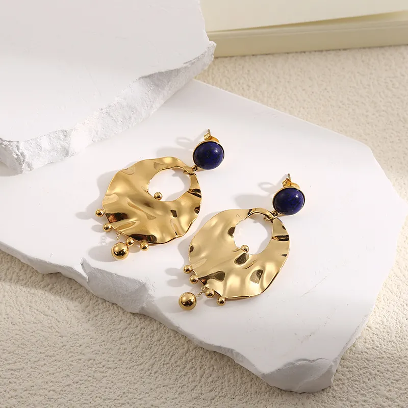 Goldene Ohrringe, gehämmerte Platten, Lapislazuli-Steine