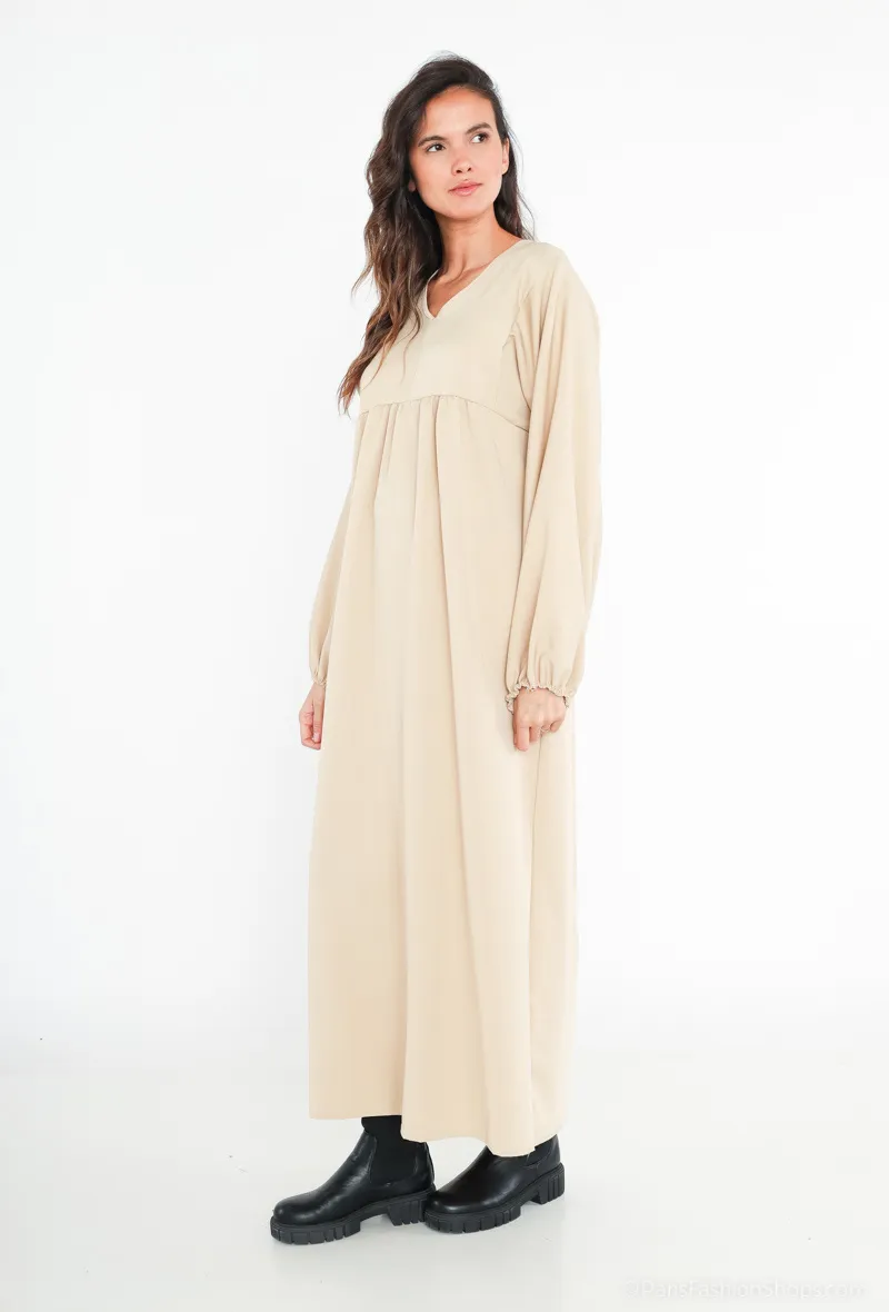 Langes Kleid mit Ballonärmeln aus dickem Stoff