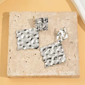 Silberne Ohrringe mit doppelt gefältelten Diamantplättchen