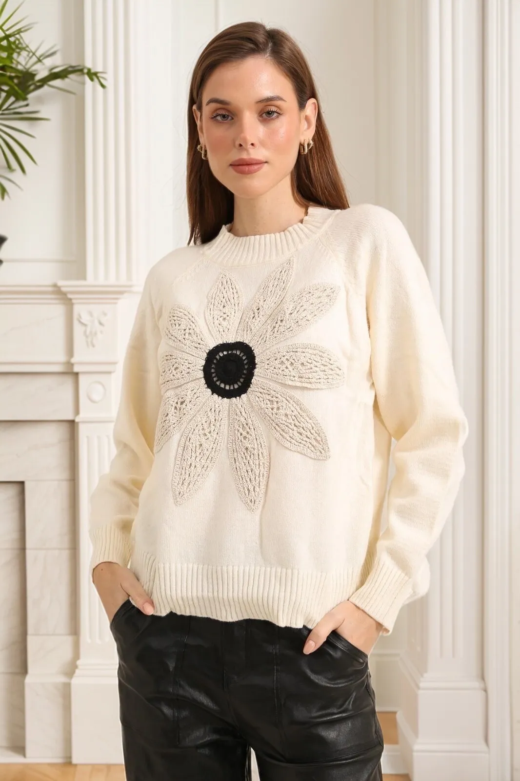 Übergroßer Strickpullover mit 3D-geprägter Häkelblume