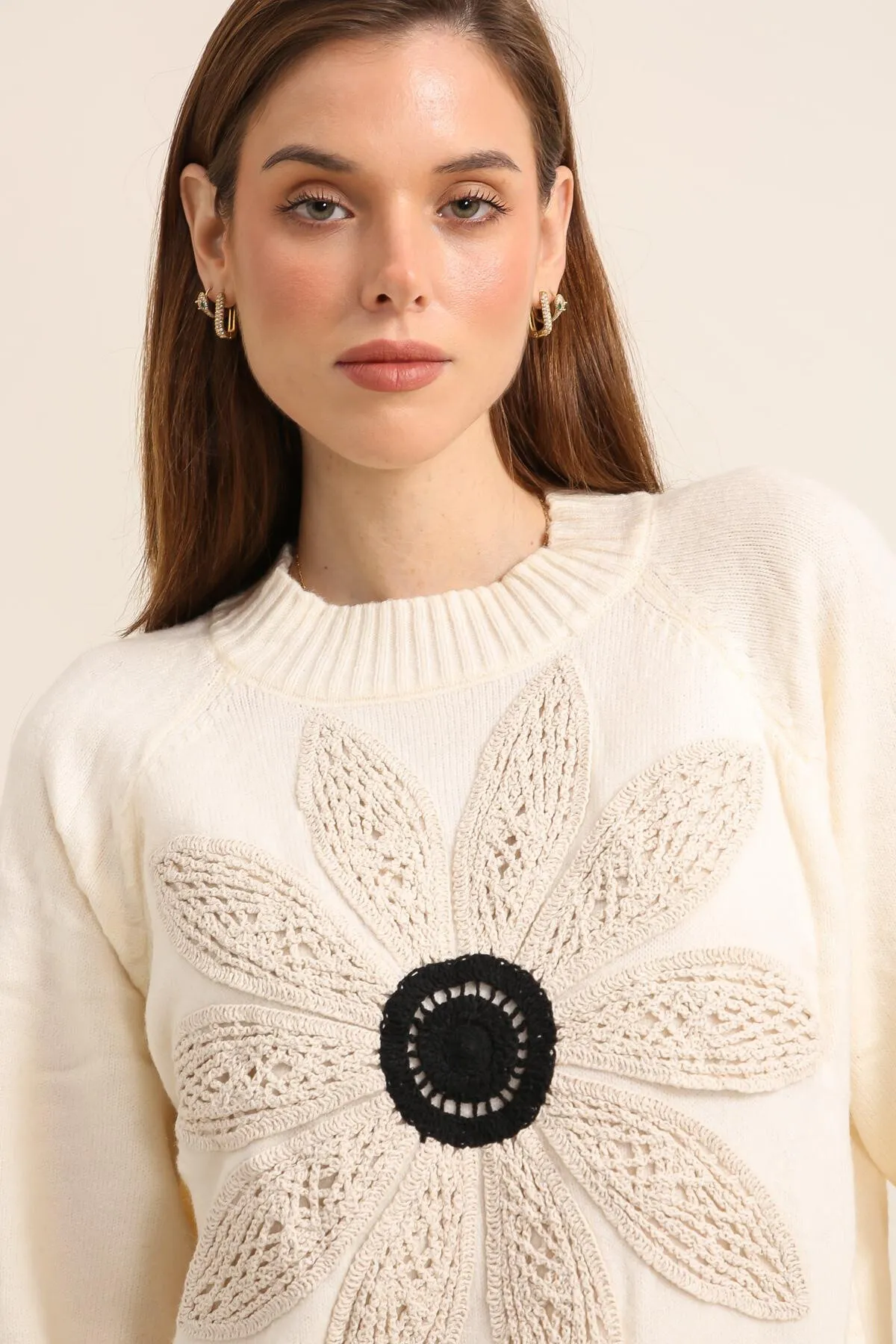Übergroßer Strickpullover mit 3D-geprägter Häkelblume