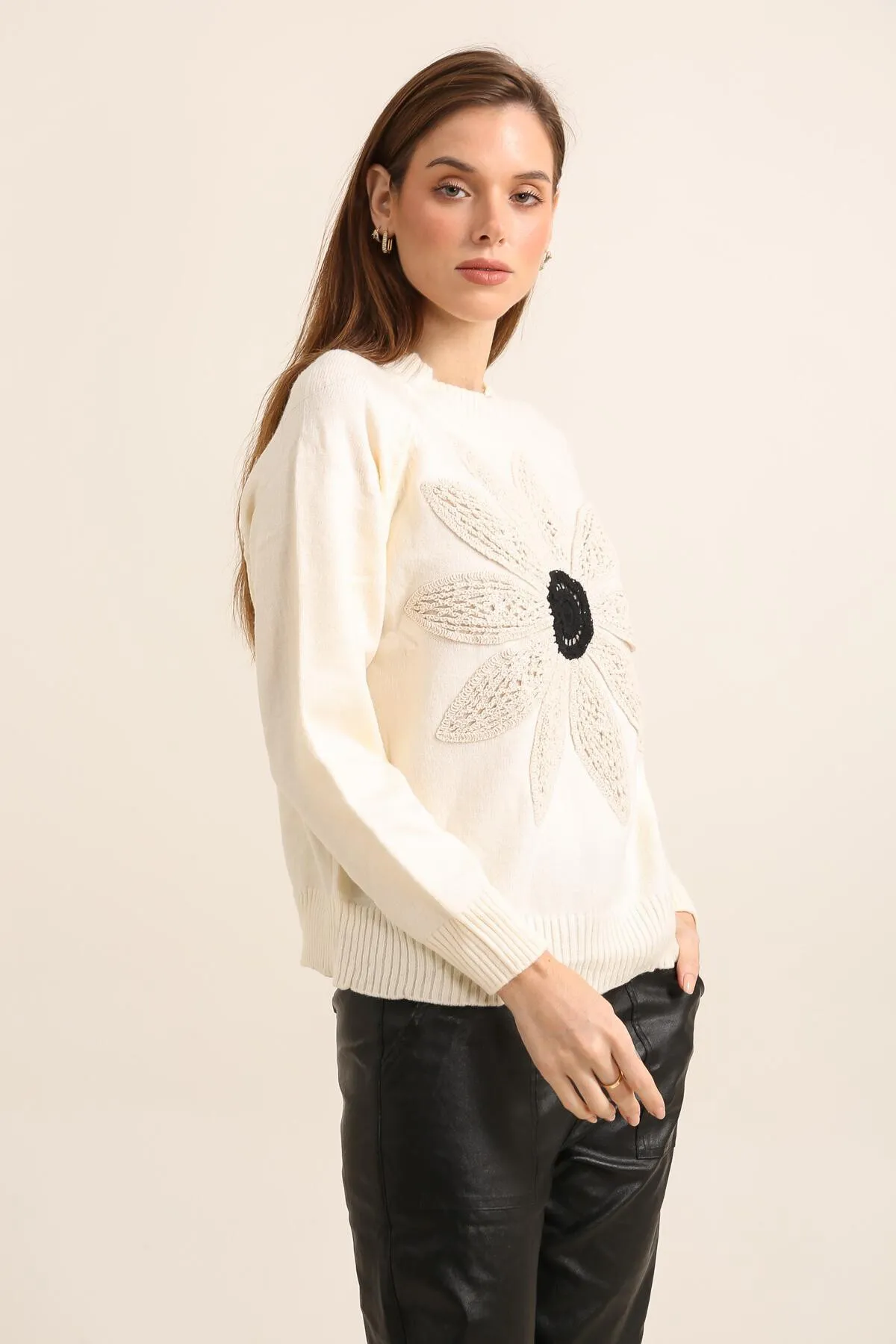 Übergroßer Strickpullover mit 3D-geprägter Häkelblume