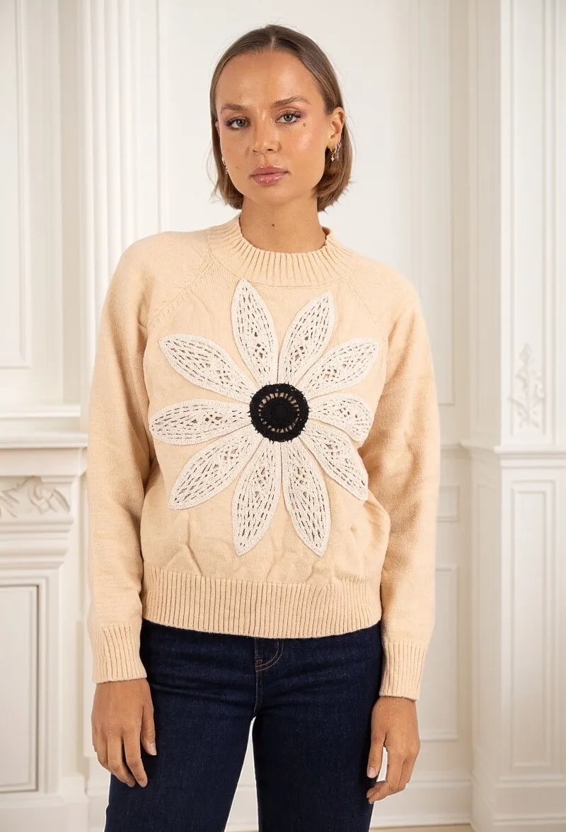 Übergroßer Strickpullover mit 3D-geprägter Häkelblume
